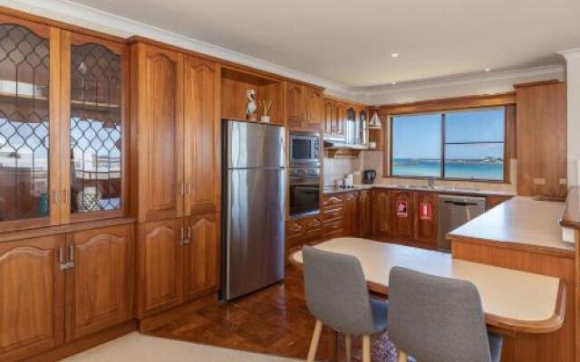Shoreline 7 With 180 Degree Water Views
