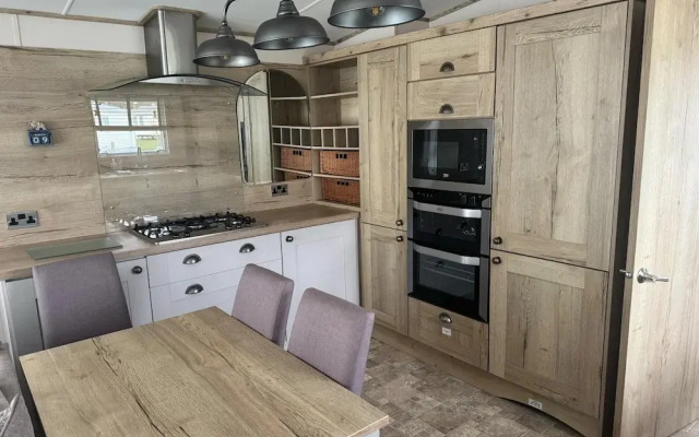 Luxury 2 Bedroom van Linen Included Pets go Free