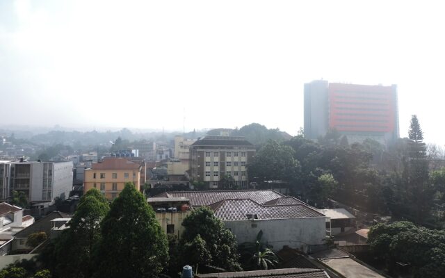 Homey 1Br Apartment With Extra Room At Parahyangan Residence