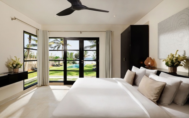Black Beach Villa - Absolute Beachfront – Guest Rooms – Tibubiu