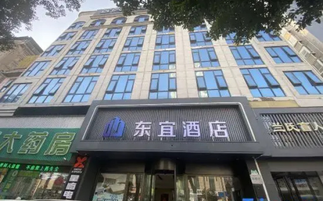 Dongyi Hotel (Yueyang Jinwei City Plaza)