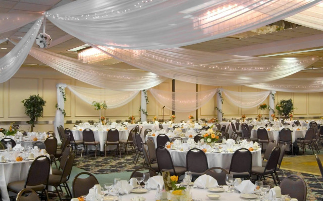 Holiday Inn Express & Suites Vadnais Heights by IHG