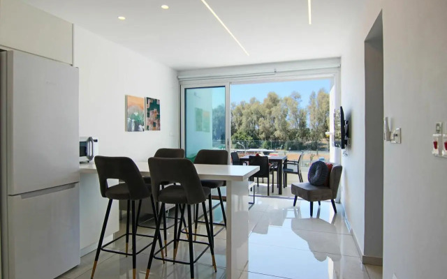 Phaedrus Living - Seaside Executive Flat Harbour 203
