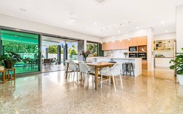 ZENLUX - 5BR Holiday Home with Pool