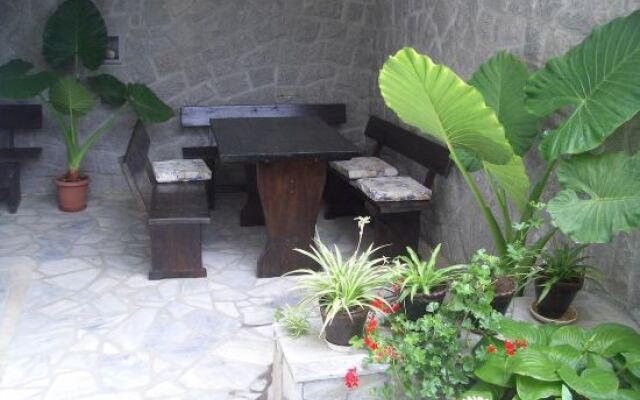 Yanevi Apartments