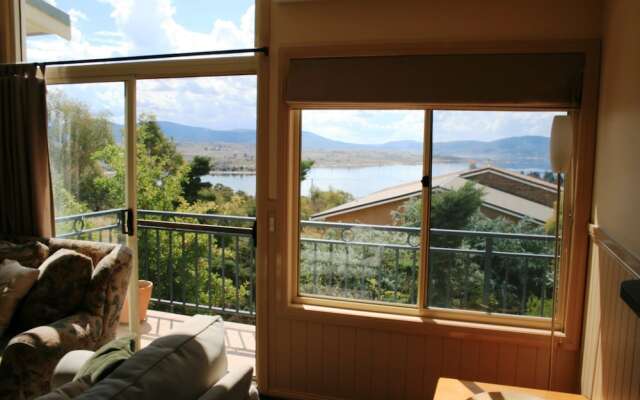 Torino 6 - Lake Jindabyne & Snowy Mountain Views