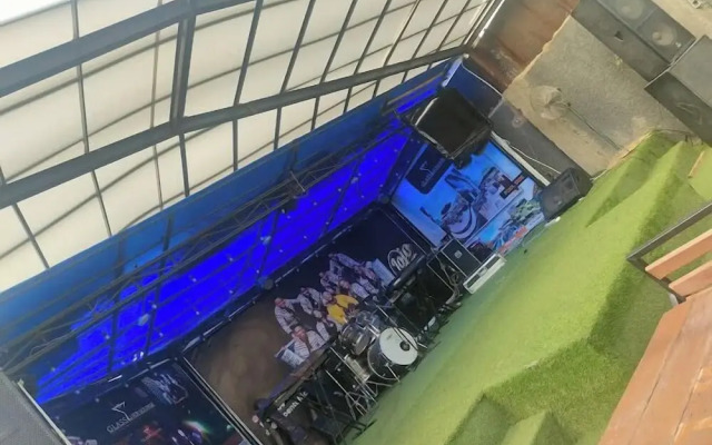 GlassTop Lounge