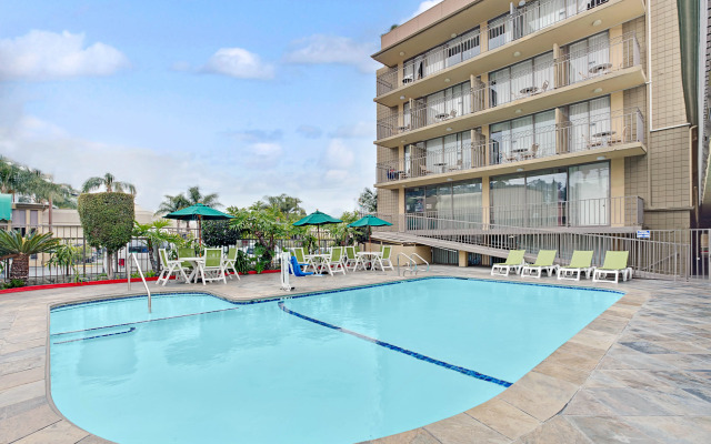 MC Pacific Inn & Suites