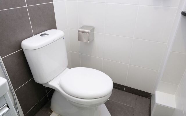 Oyo 1139 W Hotel Cemerlang
