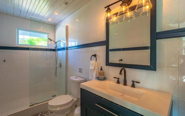 Newly Renovated 8 Bedroom Ocean Front Villa with Pool