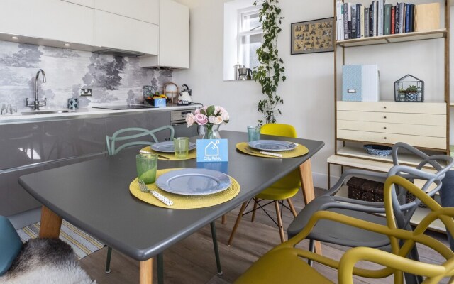 Stunning Colville Gardens Apartment - ADCT