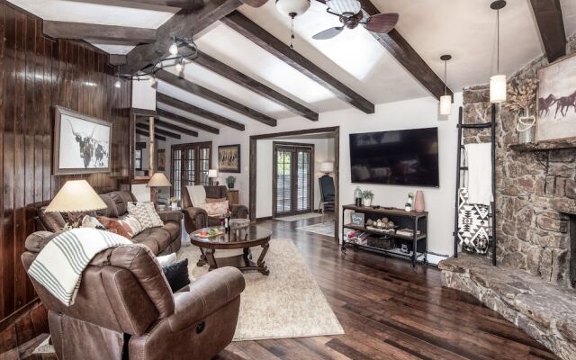 Rustic Pines Retreat