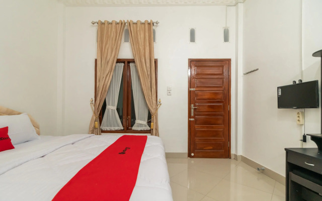 RedDoorz Syariah near Universitas Putra Indonesia Padang