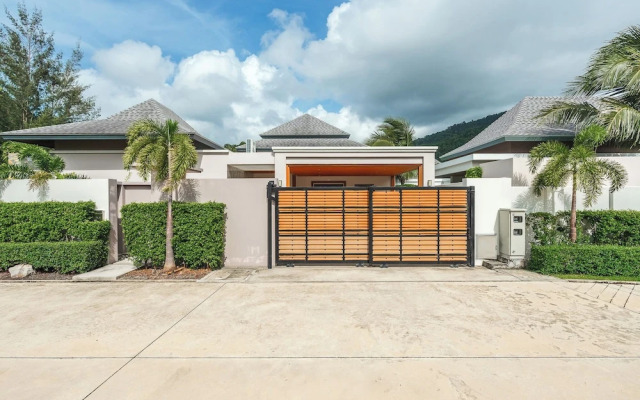 3BR Villa Pool Near Top Beaches V229