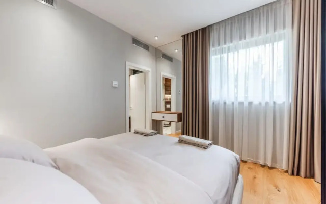 Villa Serenity Luxury Lakeside Manor