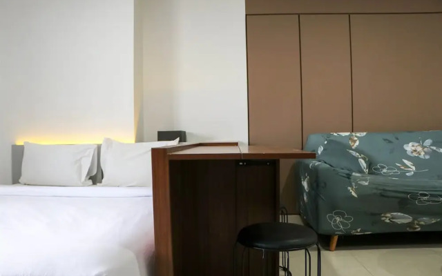 Beautiful Pool View Homey Spacious Studio At West Vista Apartment