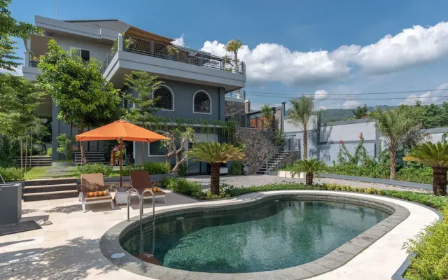 Hillside Lovina Studio