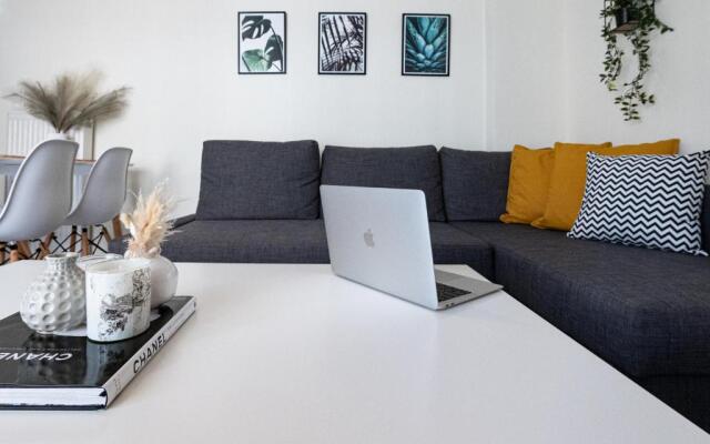 Yellow Fresh Apartment 2
