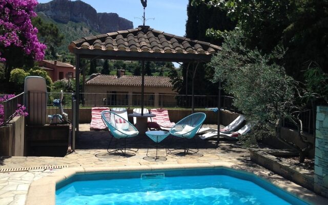 BY Cassis
