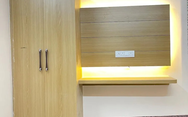 Host varanasi