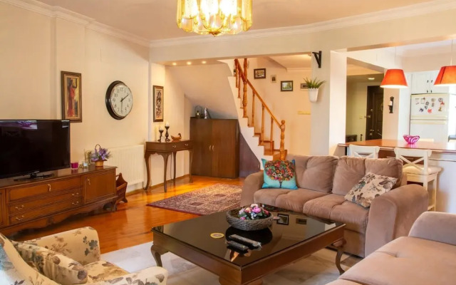 Spacious Detached House With Garden in Izmir