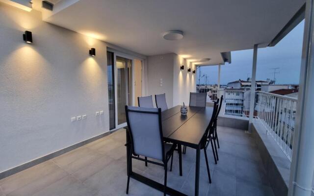 Larisa Hospitality I Roof Top apartment with Free Parking