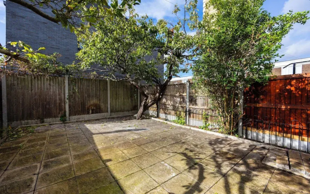 Modern 3 Bedroom House in  Stratford