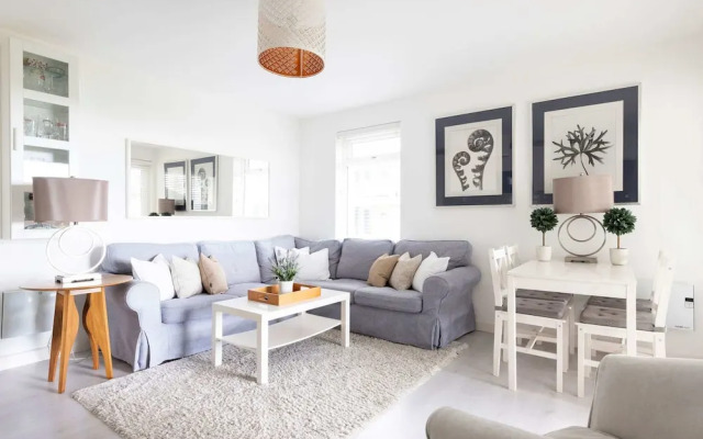 Stylish Ground Floor Apartment With Sea Views