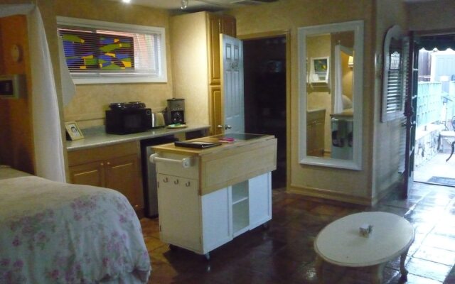 Woodland Hills Calabasas Guesthouses