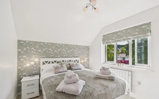 2-bed Central Apartment- Free Private Parking