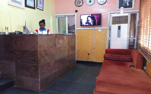 First Laurel Hotel & Suites