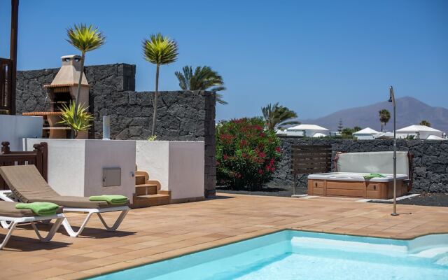 Luxury Villa With Private Heated Pool 15