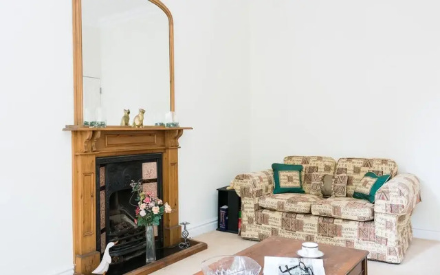 Traditional, Warm 1BR Flat in Maida Vale