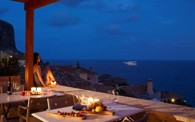 Moni Emvasis Luxury Suites