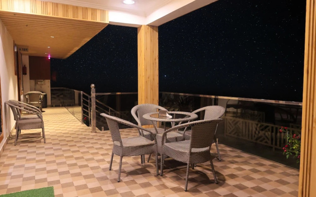 The Hoften Snowia Luxury Stay Near Bhalugarh Waterfall
