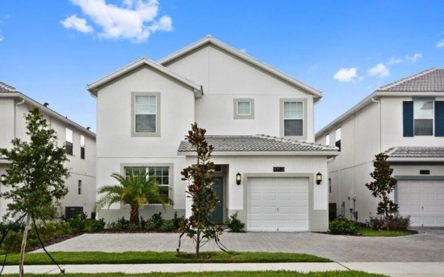 Amazing 5 Bedroom Home With Private Pool Home