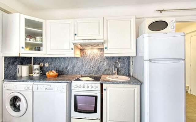 Sunny Apartment With Magnificent View of Plage du Midi Beach