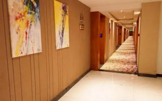 Super 8 Hotel (Luoyang Longmen High-speed Railway Station Quanyi Square)