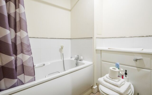 Settlers court - London Docklands East India Quays by ASH Cosy Apartments