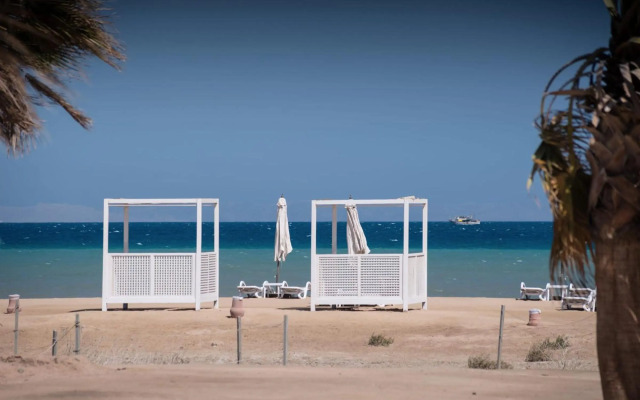 Elegant & Edgy 2 BR w Beach & Pool Mangroovy