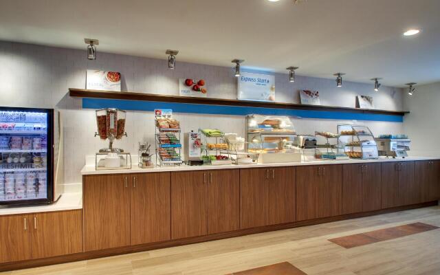 Holiday Inn Express & Suites Lincoln East - White Mountains by IHG