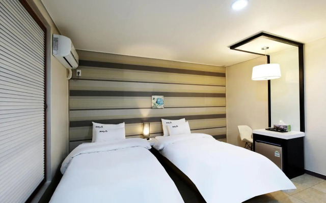 White Tourist Hotel