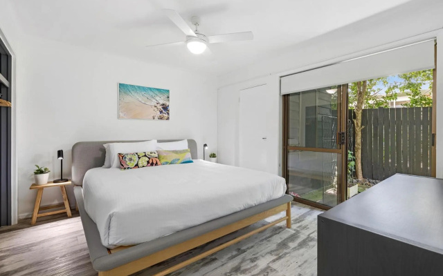 Graebill 2 Bedroom 2 Bathroom Light and Spacious Duplex Walk to Beach Great Outdoor Entertaining Area – Guest Rooms – Sunshine Beach