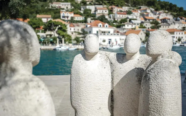 Beautiful Apartment in Pucisca With 1 Bedrooms and Wifi