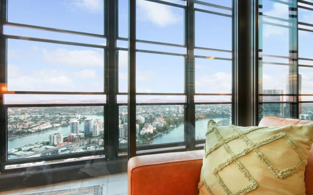 Spacious 3 Bedroom Apartment With City and River Views