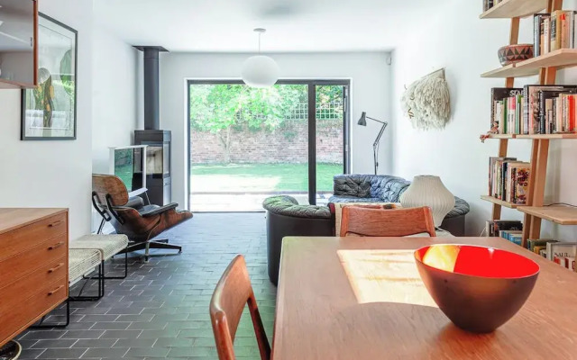 Mid-Century Modern Style 1BD with Garden