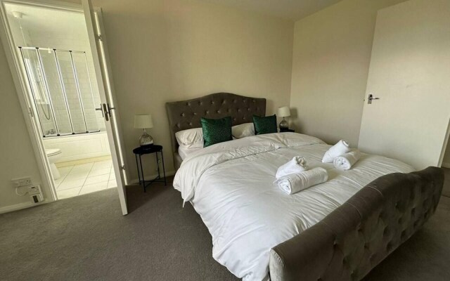 Beautiful 3-bed Apartment in Swansea