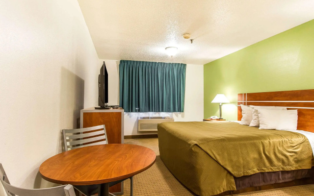 Econo Lodge Inn & Suites Pekin - Peoria Area
