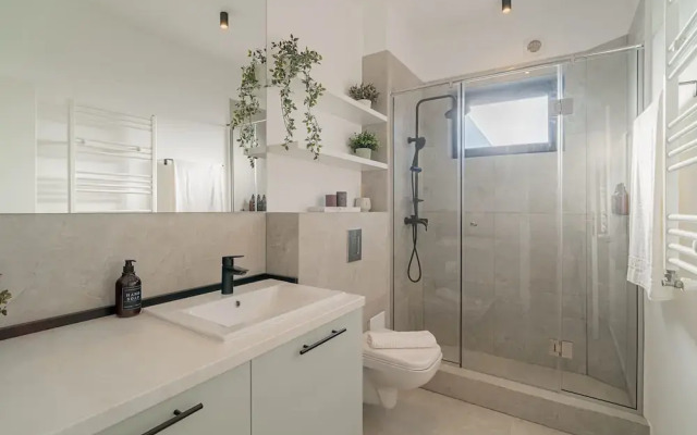 Vibrant & Spacious 3BR Condos on Amzei Square