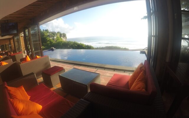 LaBomie Uluwatu